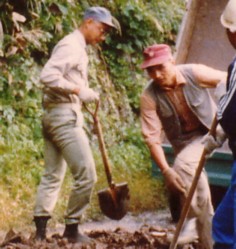 Watanabe Koho (a la 
izquierda) y Miyaura Shinyu, 
reparando el camino.
