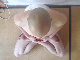 Crossing the legs in zazen