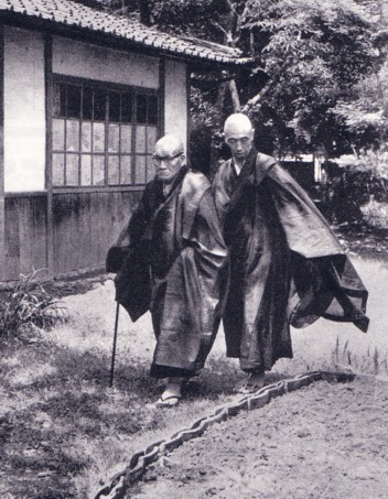 Sawaki Kódó (vlevo) a Učijama Kóšó, Antaidži 1963