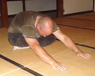 Crossing the legs in zazen