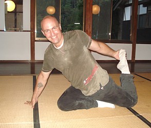 Crossing the legs in zazen