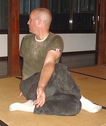 Crossing the legs in zazen