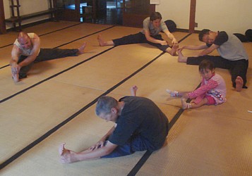 Crossing the legs in zazen