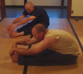 Crossing the legs in zazen