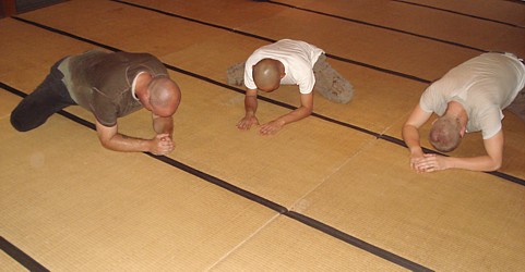 Crossing the legs in zazen