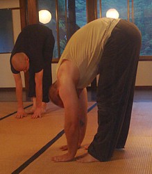 Crossing the legs in zazen