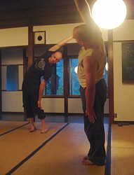 Crossing the legs in zazen