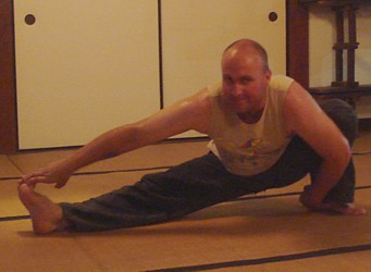 Crossing the legs in zazen