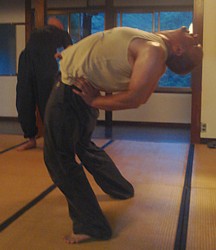 Crossing the legs in zazen