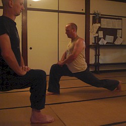 Crossing the legs in zazen
