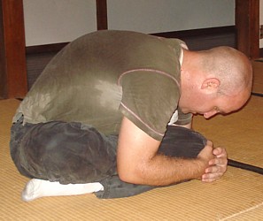 Crossing the legs in zazen