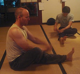 Crossing the legs in zazen