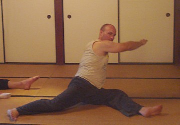Crossing the legs in zazen