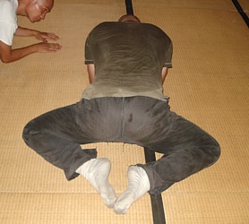 Crossing the legs in zazen