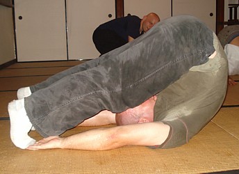 Crossing the legs in zazen