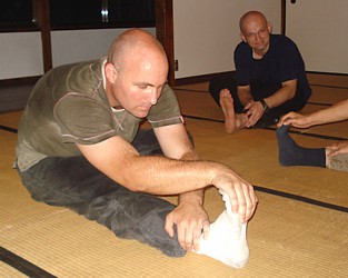 Crossing the legs in zazen