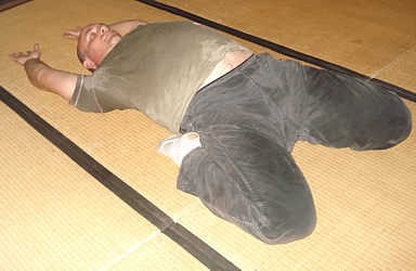 Crossing the legs in zazen