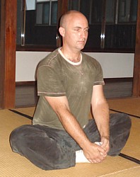 Crossing the legs in zazen