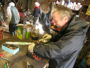 Arbeit mit den Maschinensägen