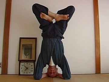 Crossing the legs in zazen