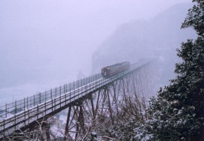 浜坂から程近い余部鉄橋The railway bridge in Amarube, two stations before Hamasaka.Die Eisenbahnbrücke in Amarube, zwei Stationen vor Hamasaka.